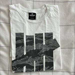 Undefeated White and Gray Short Sleeve Tee with Modern Graphic